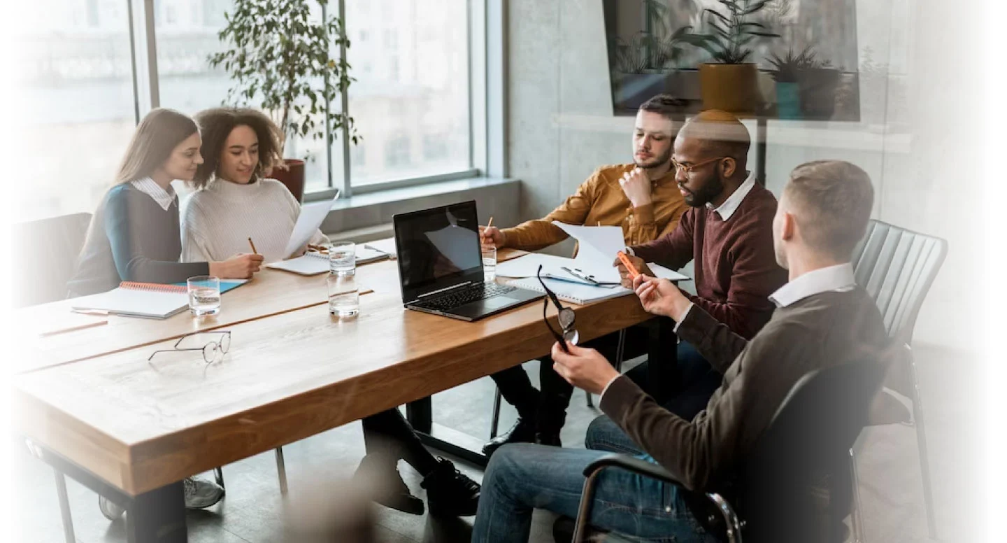 adn-360-organizacion-colaboradores Imagen de grupo analizando resultados de la organización en relación con la prueba Adn 360 de Psigma Corp