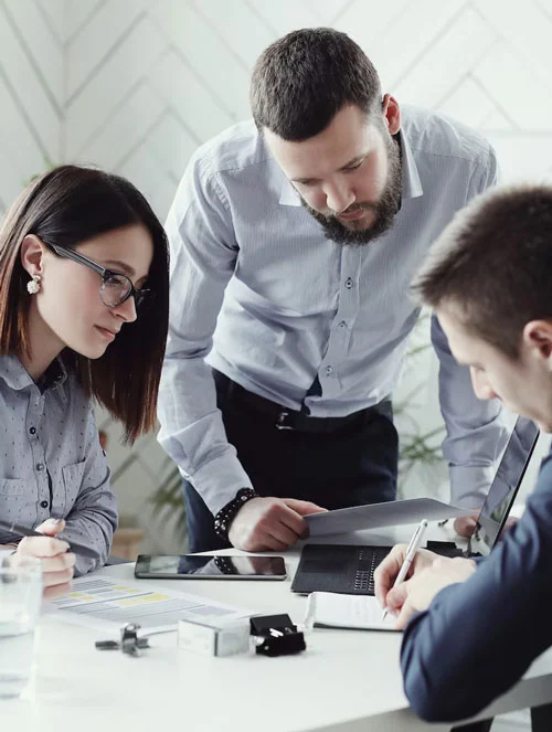 Imagen de grupo de ejecutivos trabajando en relación con la prueba de Inteligencia Ejecutiva de Psigma Corp