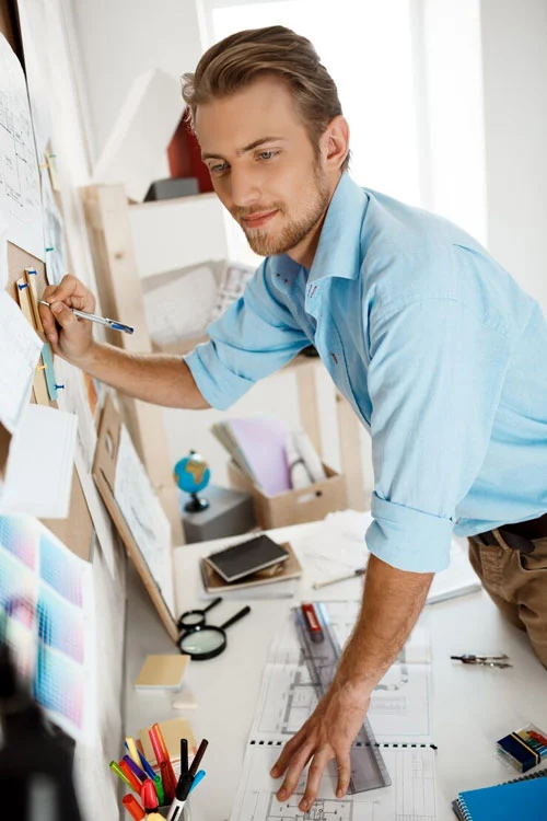 Imagen de hombre trabajando en relación con la prueba de Test de Fortalezas en el Trabajo de Psigma Corp