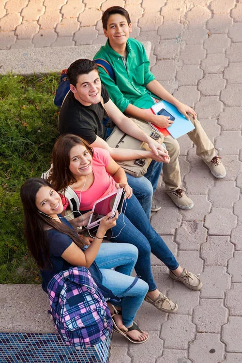 Imagen de estudiantes sonriendo en relación con la prueba de TuSentido de Psigma Corp